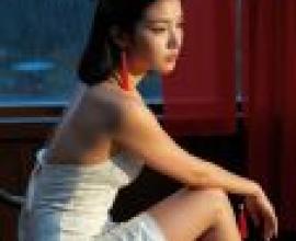 Beautiful and fashionable，A woman in a white dress sitting.