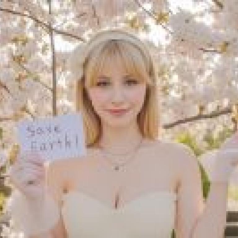 save earth，一個女孩舉著「拯救地球」的牌子。