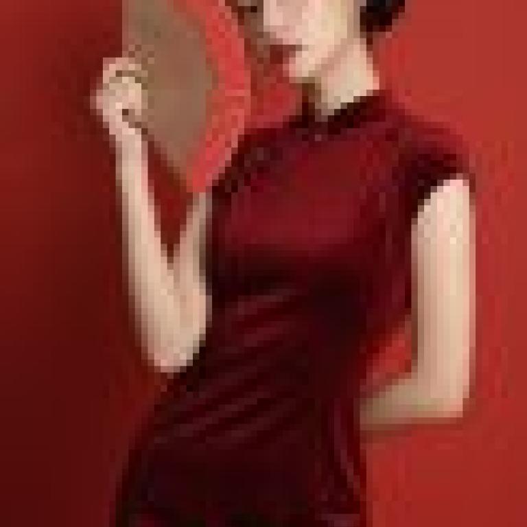 Professional photography，A woman in red dress holding a fan.