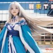 Tomotake Yoshino aliceglint，a girl in blue dress with white hair standing next to a building.