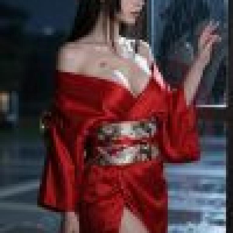 女孩們，一位穿著紅色衣服的女子站在雨中。