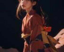 達莎，穿紅色和服的女孩看起來很難過。