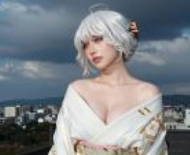 Waiting on the rooftop，A lady in a kimono with blonde hair and blue eyes wearing earrings.