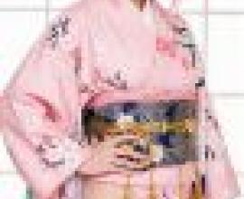 女孩們，一位身穿粉紅色洋裝、繫著金色腰帶的女士。