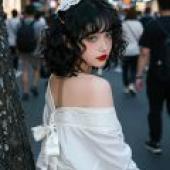 ZIT 01，塗著紅色唇膏的女人。
