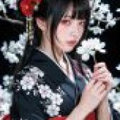 女孩們，一個嘴裡叼著花的女人