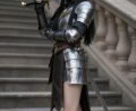 Princess of Restoration，Woman in medieval armor standing on steps.