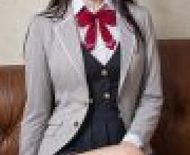Yuki Suou Alya Sometimes Hides Her Feeling，A girl sitting on a sofa with brown hair.