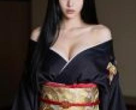 日本傳統美人，一位長著黑色長髮、身穿黑色洋裝的女子。