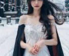 Snowflakes in the Icy Illusion，A girl in a winter coat is wearing earrings