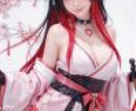 街頭回憶，一位紅髮女孩身穿和服，戴著心型吊墜。