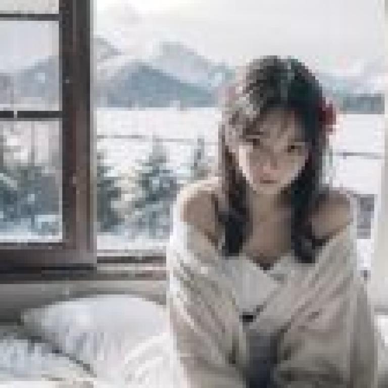 電腦桌布，真人版，寫真美女，雪山中的中國模特