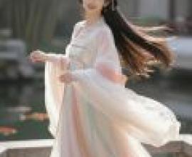 夢中的古代美人，一位穿著粉紅色長裙的女子。