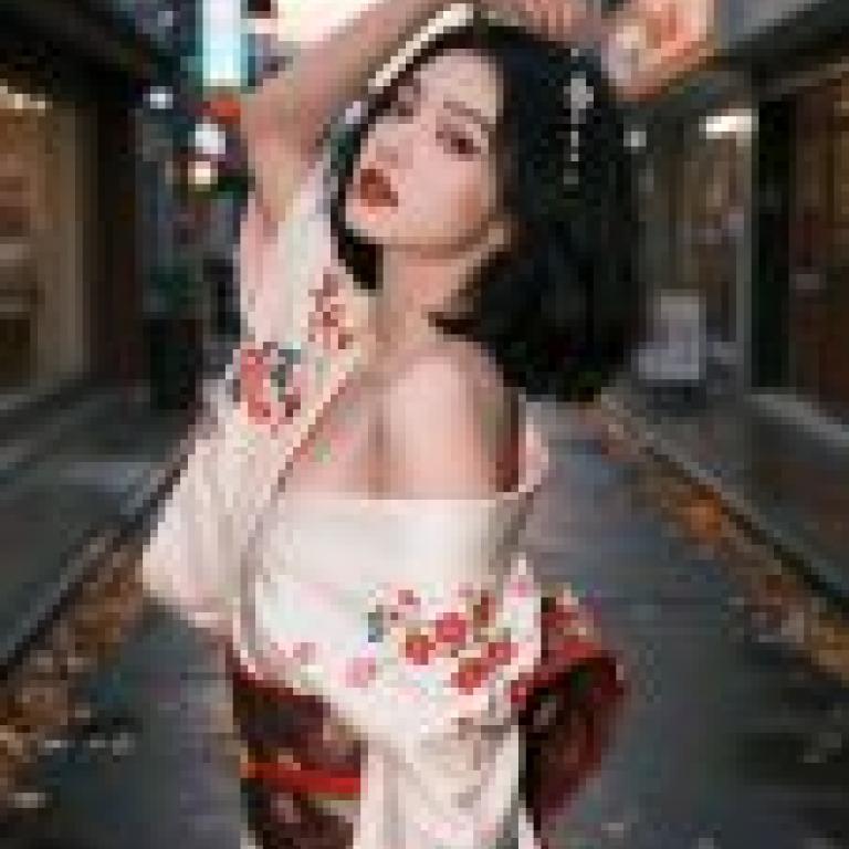身穿和服的女子站在街上。