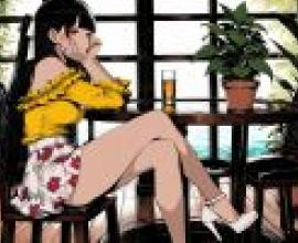 下午時分，一位動漫女性坐在桌旁。