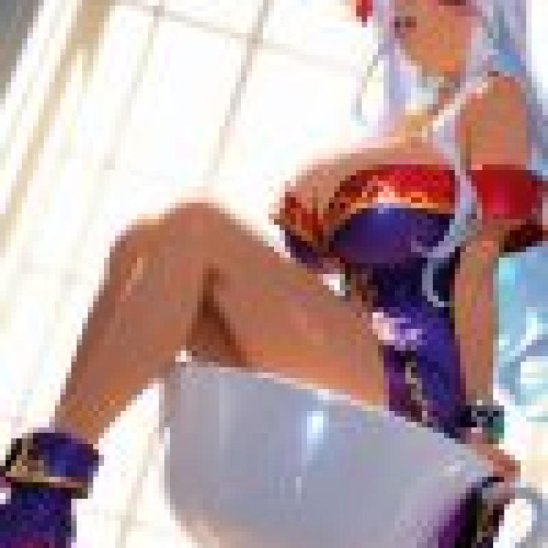 beauty，A girl sitting in a cup on her leg.