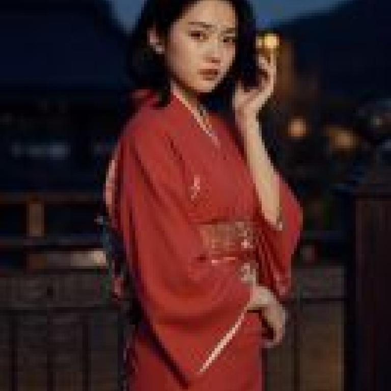 身穿和服的女子，手持手機。