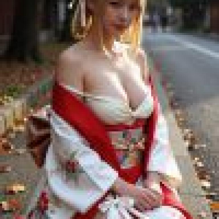 迷人的和服，一位穿著和服的年輕女子坐在路邊。