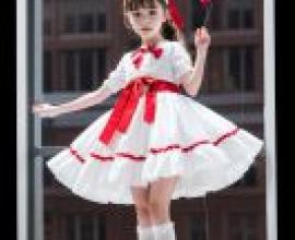 夢遊女孩，穿著白色連身裙，戴著紅色蝴蝶結的女孩。