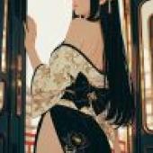 身穿和服的女子，長著一頭烏黑長髮，站在火車車窗前。