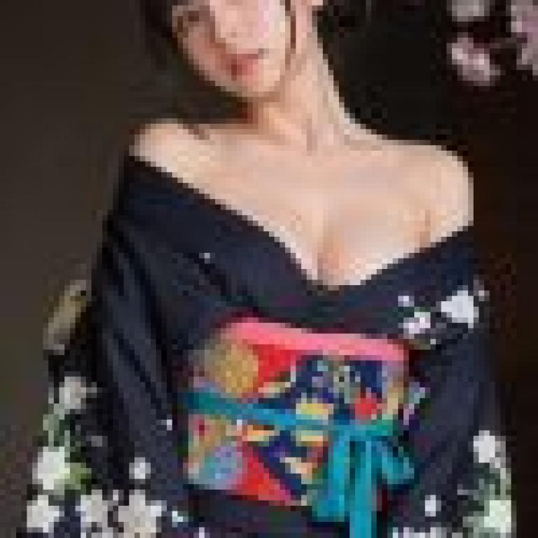 女孩們，一位身穿日本傳統服飾的女子。