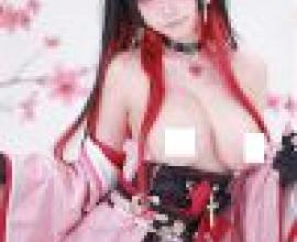 時間流逝，一位穿著粉紅色洋裝、紅髮的日本女孩。