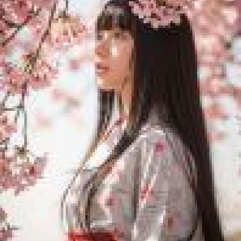 女孩們，一位身穿和服的年輕女孩正在欣賞櫻花。