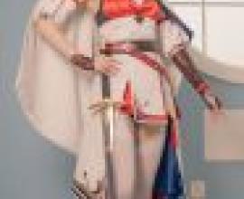 ZIT ATR，一位身穿白色、紅色和藍色服裝的女孩手持寶劍。