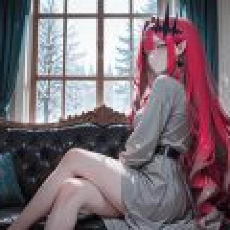 助教，紅頭髮女孩坐在沙發上。