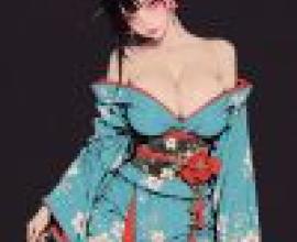 身穿藍色和服、紅髮、頭戴鮮花的女子。