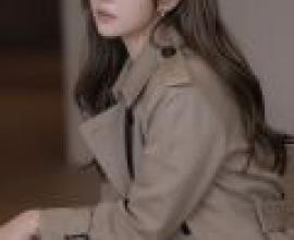 ex girlfriend，Woman wearing a tan trench coat.