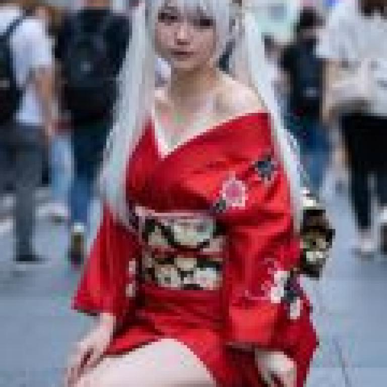 ZIT 01，A woman dressed in Japanese clothing.