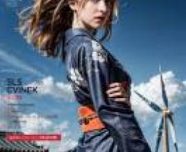 手機桌布，達珂塔·強生 (Dakota Johnson)，寫實，一位身穿藍色洋裝的女子站在風力渦輪機旁。