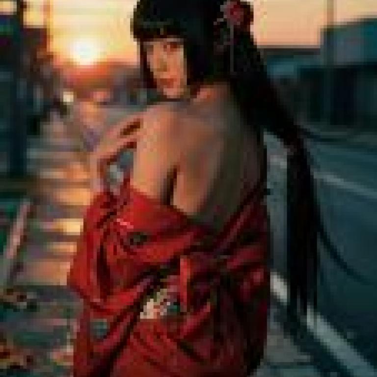 女孩身穿紅色和服。