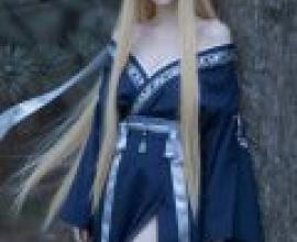 山中幽靈，一個長髮女孩站在一棵松樹旁。