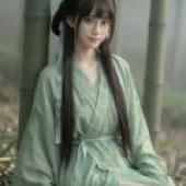 書中的美人，一位戴著眼鏡、留著黑色長髮的女孩，站在竹林前。