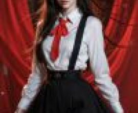 Uniform Story，A woman in a dress and suspenders with her hair flowing.