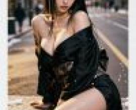 女孩們，日本模特兒站在牆頂上。