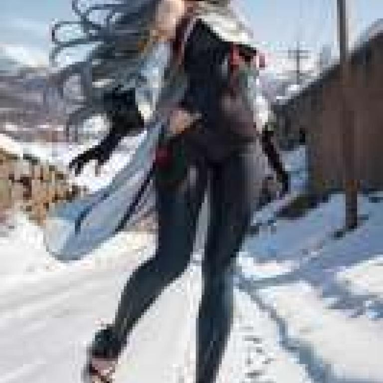 Chelsea Kwoka，A girl in silver hair with black dress.