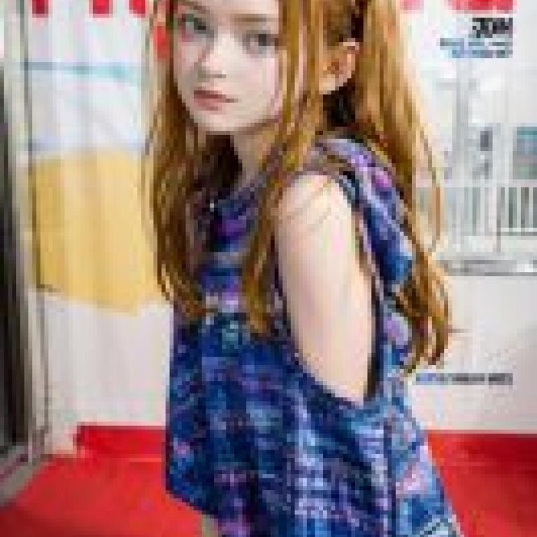 手機桌布，莎蒂·辛克 Sadie Elizabeth Sink，寫實，一名女孩正在擺姿勢拍照。