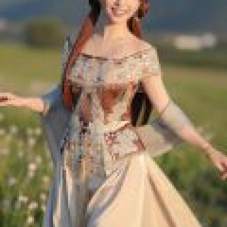 Predestined relationship，A woman is wearing a dress and has brown hair.