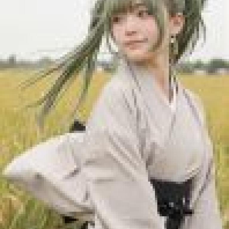 parallel，A girl with a green hair band is wearing a kimono.