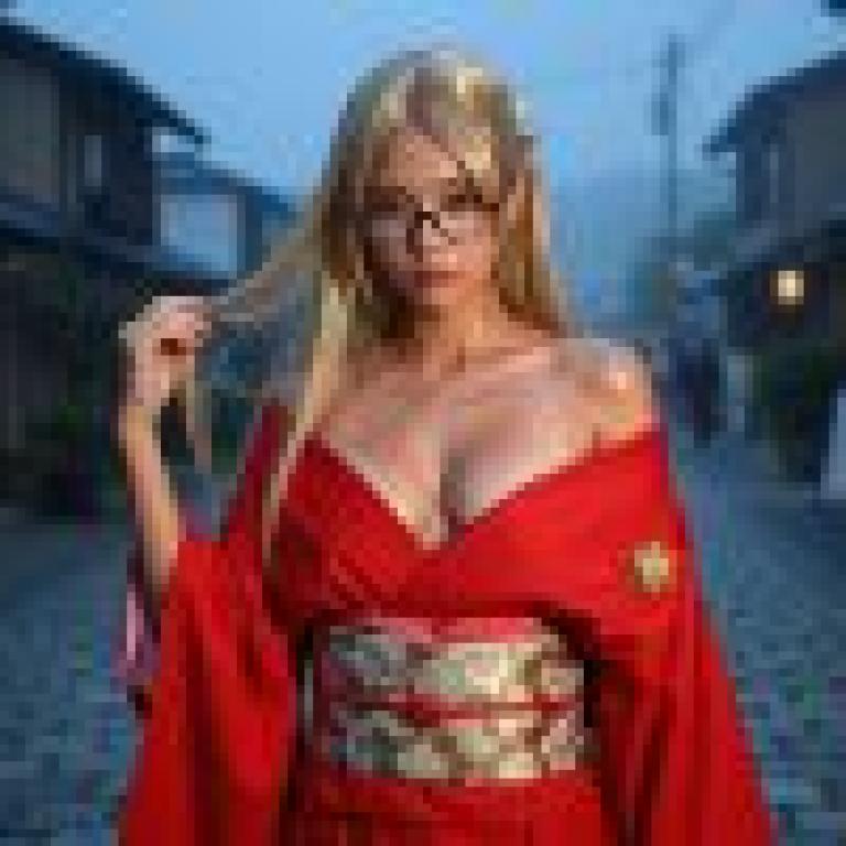 迷人的和服，戴眼鏡、頭髮向後梳的女孩。