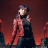 葛城美里，新世紀福音戰士，身穿紅色皮夾克、手持棒球棍的女孩站在紅色建築物前。