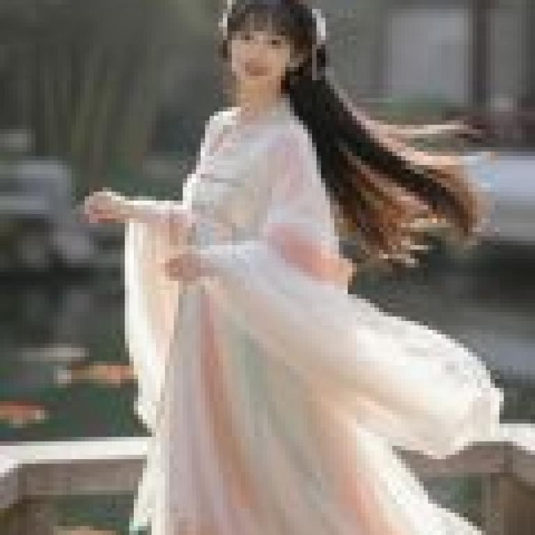 夢中的古代美人，一位穿著粉紅色長裙的女子。