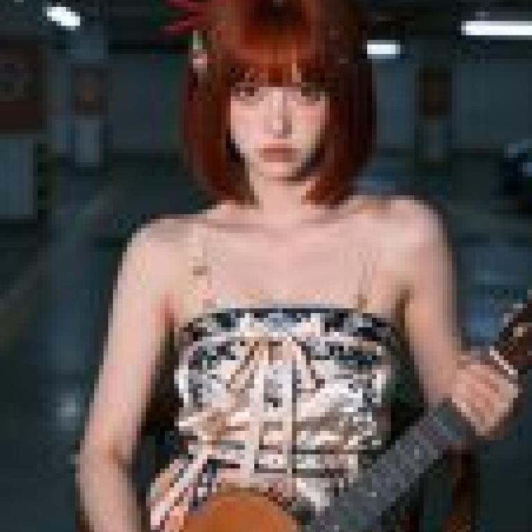 藝術之路，一個紅頭髮的女孩抱著吉他。