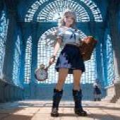 時間引導者，戴著藍色護膝的卡通女孩。