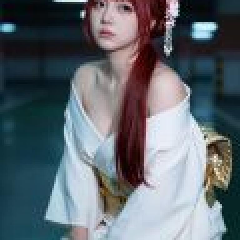 ZIT 01，紅髮女孩盤腿而坐。