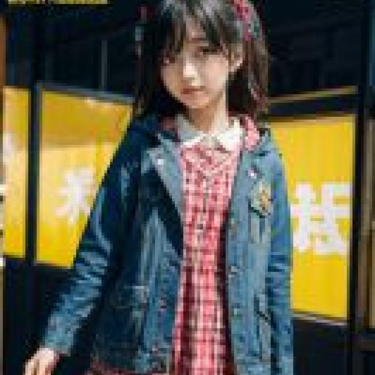 手機桌布，School Days Kokoro Katsura  桂 心，寫實，一個穿著紅色格子連身裙和藍色夾克的女孩站在黃色標誌前。