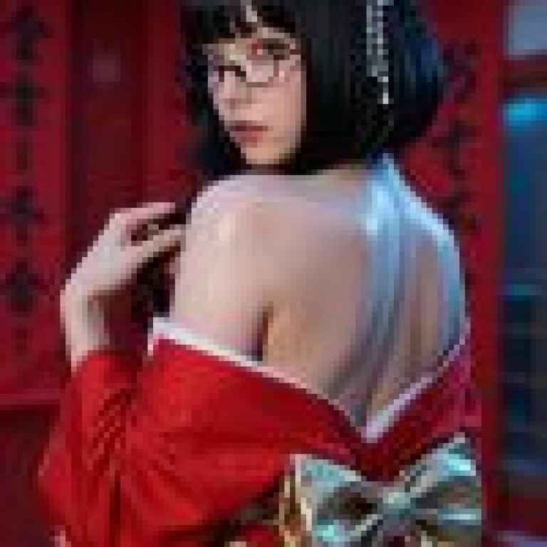 女孩們，一位穿著亞洲服飾、戴著眼鏡的女士。